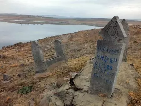 Kuraklık 26 yıl sonra baraj altındaki köyü gün yüzüne çıktı