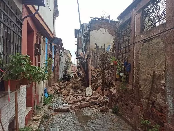 Ayvalık�ta, sağanağın etkisiyle 2 katlı metruk ev yıkıldı Haberler