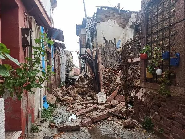 Ayvalık�ta, sağanağın etkisiyle 2 katlı metruk ev yıkıldı Haberler