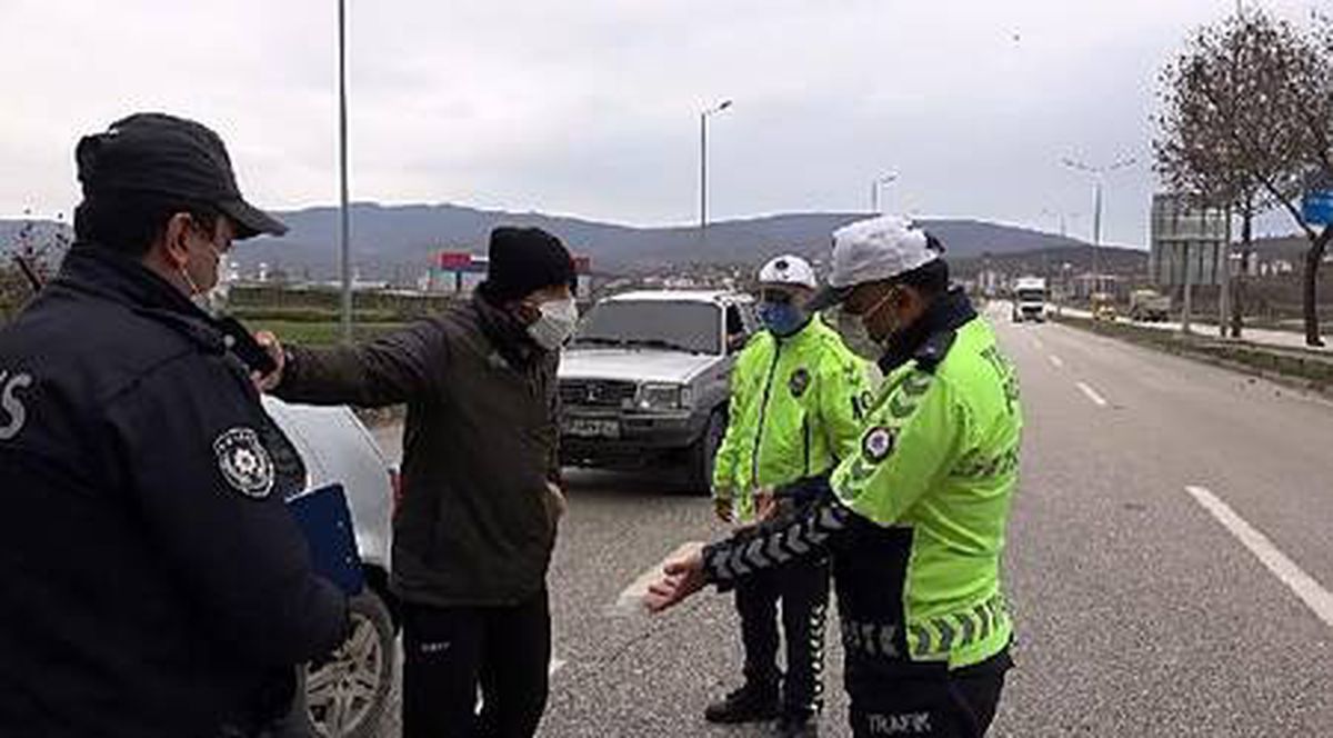 Kısıtlamada dışarı çıkıp bahane üreten vatandaşın 'Müslüman' sözlerine polisten ders gibi yanıt