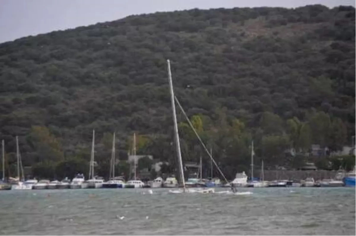 Bodrum'da fırtına; demirli yelkenli dev dalgalar nedeniyle battı