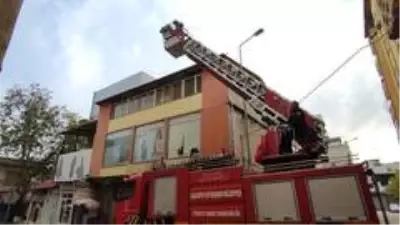 Çatıda mahsur kalan kedi mahalleyi karıştırdı