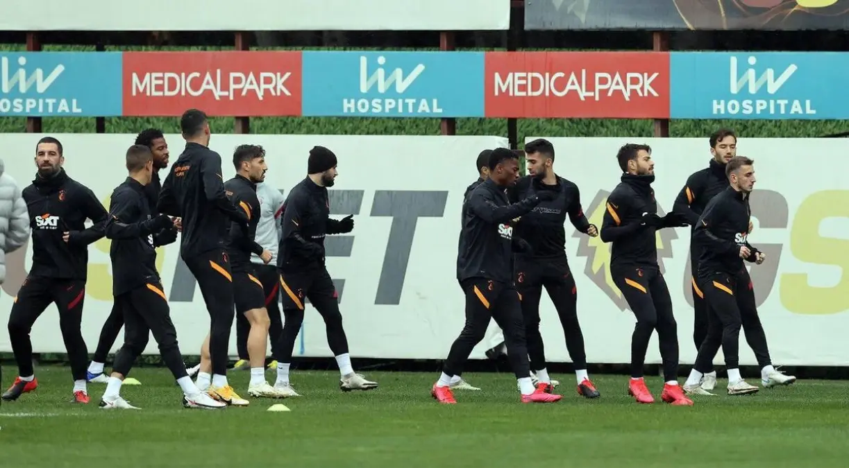 Galatasaray'da bir futbolcu koronavirüse yakalandı