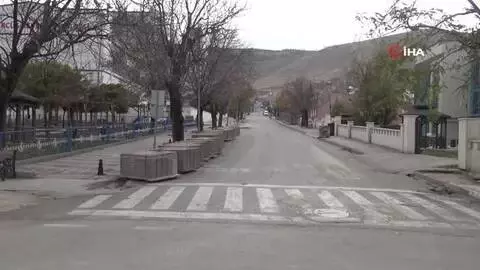 Gercüş'te cadde ve sokaklar boş kaldı