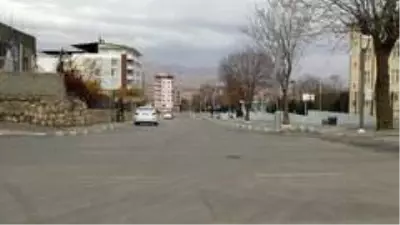 Gercüş'te cadde ve sokaklar boş kaldı