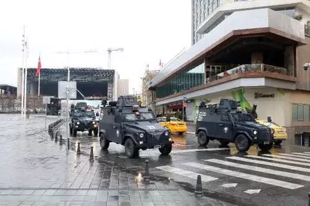 (Havadan fotoğraflarla) Taksim Meydanı'da merak uyandıran siren sesleri