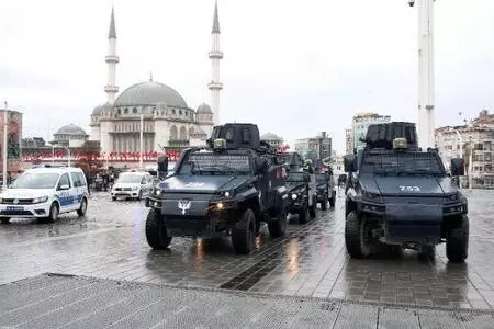 (Havadan fotoğraflarla) Taksim Meydanı'da merak uyandıran siren sesleri