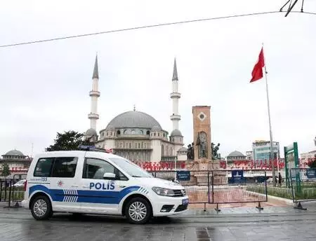(Havadan fotoğraflarla) Taksim Meydanı'da merak uyandıran siren sesleri