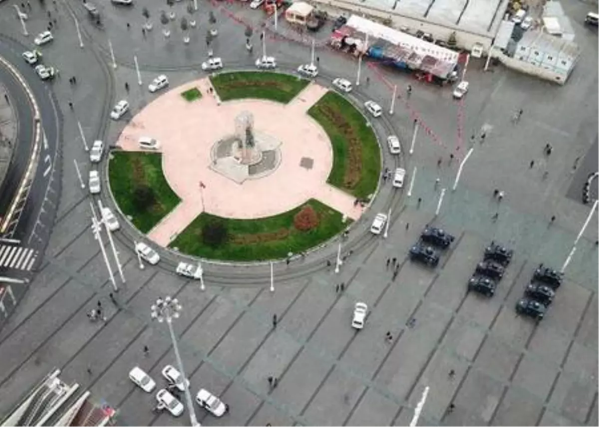 (Havadan fotoğraflarla) Taksim Meydanı'da merak uyandıran siren sesleri