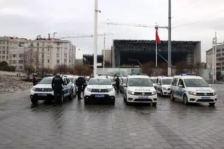 (Havadan fotoğraflarla) Taksim Meydanı'da merak uyandıran siren sesleri