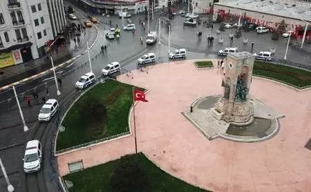(Havadan fotoğraflarla) Taksim Meydanı'da merak uyandıran siren sesleri