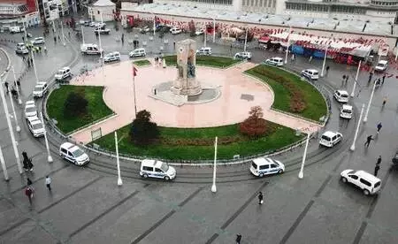 (Havadan fotoğraflarla) Taksim Meydanı'da merak uyandıran siren sesleri