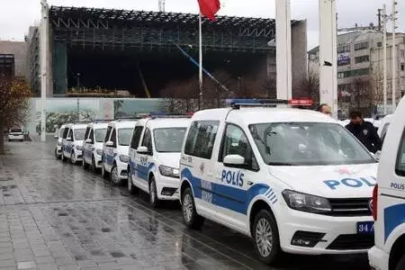 (Havadan fotoğraflarla) Taksim Meydanı'da merak uyandıran siren sesleri