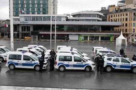 (Havadan fotoğraflarla) Taksim Meydanı'da merak uyandıran siren sesleri