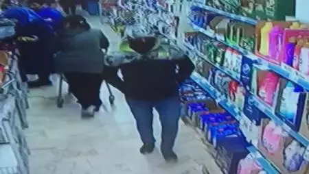 Kağıthane'de markette silahlı soygun girişimi kamerada Kağıthane'de markette silahlı soygun girişimi kamerada