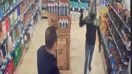 Kağıthane'de markette silahlı soygun girişimi kamerada Kağıthane'de markette silahlı soygun girişimi kamerada