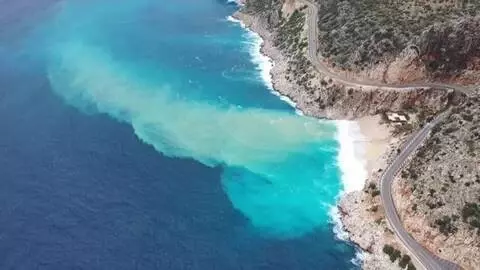 Kaputaş Plajı'nda yağışın etkisiyle denizin rengi turkuaza dönüştü Kaputaş Plajı'nda yağışın etkisiyle denizin rengi turkuaza dönüştü