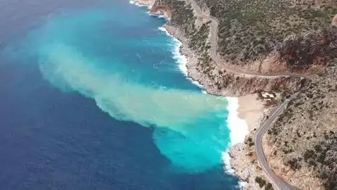 Kaputaş Plajı'nda yağışın etkisiyle denizin rengi turkuaza dönüştü Kaputaş Plajı'nda yağışın etkisiyle denizin rengi turkuaza dönüştü