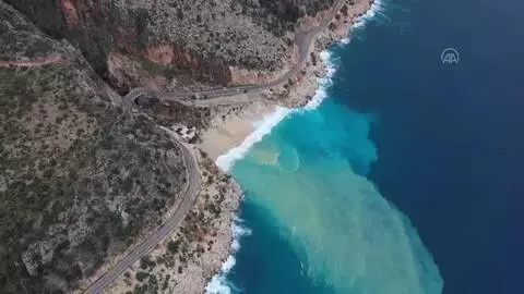 Kaputaş Plajı'nda yağışın etkisiyle denizin rengi turkuaza dönüştü Kaputaş Plajı'nda yağışın etkisiyle denizin rengi turkuaza dönüştü