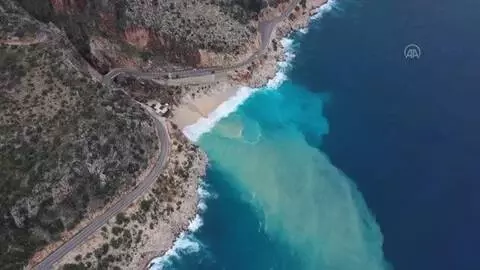 Kaputaş Plajı'nda yağışın etkisiyle denizin rengi turkuaza dönüştü Kaputaş Plajı'nda yağışın etkisiyle denizin rengi turkuaza dönüştü
