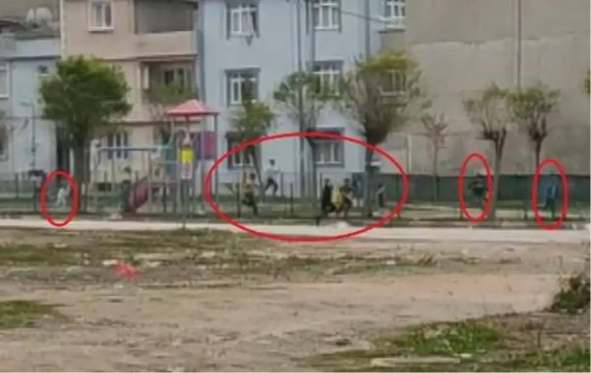 Kısıtlamaya rağmen parkta oynayan çocukların polisten kaçma anı kamerada