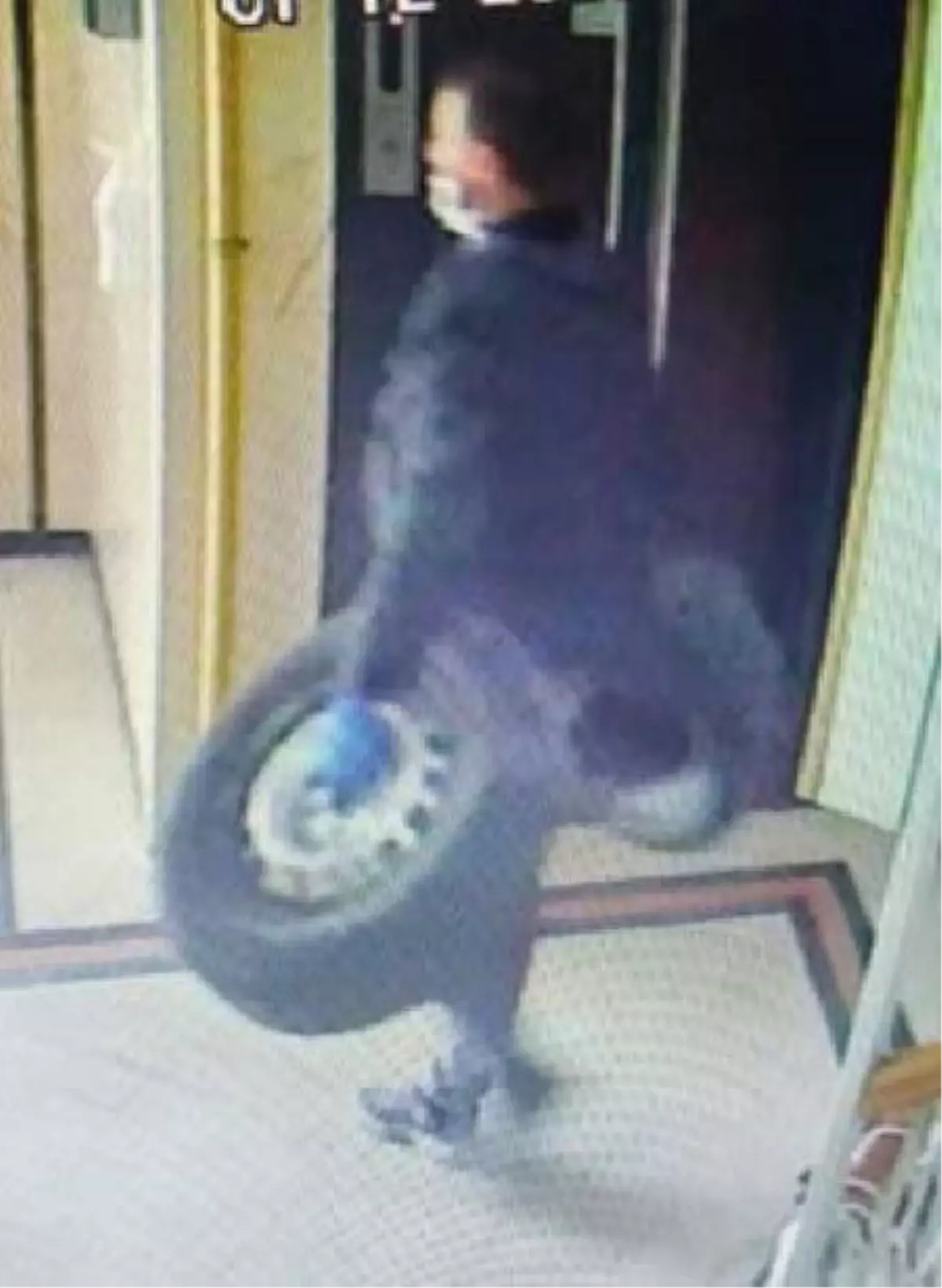 Kışlık lastik hırsızlığı kamerada