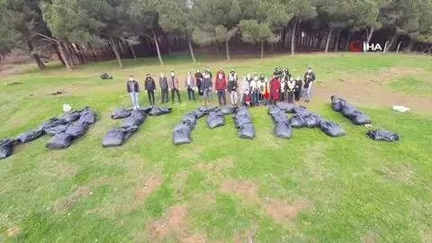 Maltepe'de ormanda çöp toplayan çevreci vatandaşlardan 'atma' mesajı Maltepe'de ormanda çöp toplayan çevreci vatandaşlardan 'atma' mesajı