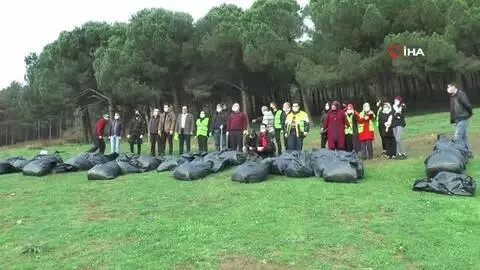 Maltepe'de ormanda çöp toplayan çevreci vatandaşlardan 'atma' mesajı Maltepe'de ormanda çöp toplayan çevreci vatandaşlardan 'atma' mesajı