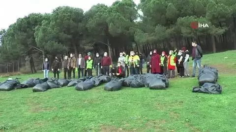 Maltepe'de ormanda çöp toplayan çevreci vatandaşlardan 'atma' mesajı Maltepe'de ormanda çöp toplayan çevreci vatandaşlardan 'atma' mesajı
