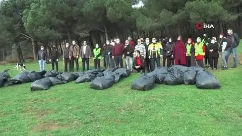 Maltepe'de ormanda çöp toplayan çevreci vatandaşlardan 'atma' mesajı Maltepe'de ormanda çöp toplayan çevreci vatandaşlardan 'atma' mesajı