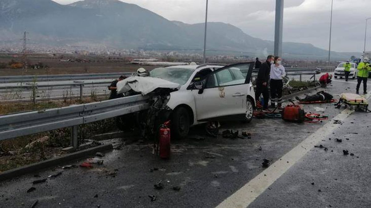 Manisa'da otoyol bariyerine saplanan otomobildeki 3 kişi ağır yaralandı