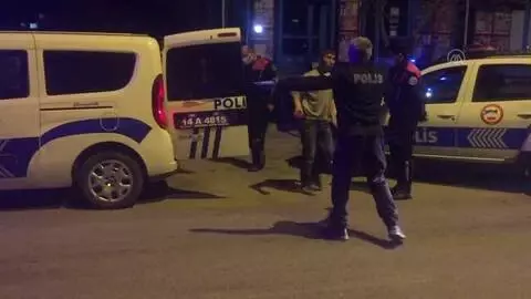 Sokağa çıkma kısıtlamasında alkol alıp tartışan 5 kişiye para cezası Sokağa çıkma kısıtlamasında alkol alıp tartışan 5 kişiye para cezası