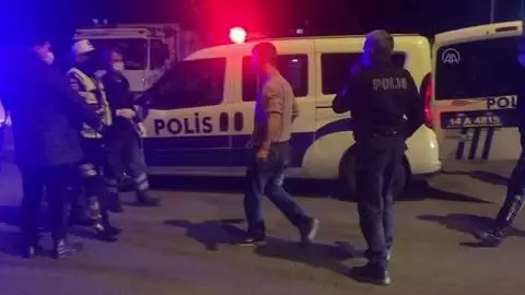 Sokağa çıkma kısıtlamasında alkol alıp tartışan 5 kişiye para cezası Sokağa çıkma kısıtlamasında alkol alıp tartışan 5 kişiye para cezası
