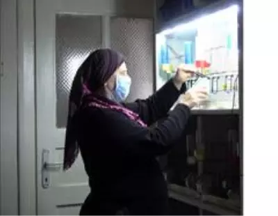 Sokağa çıkma kısıtlamasında hayvanlarıyla vakit geçiriyor