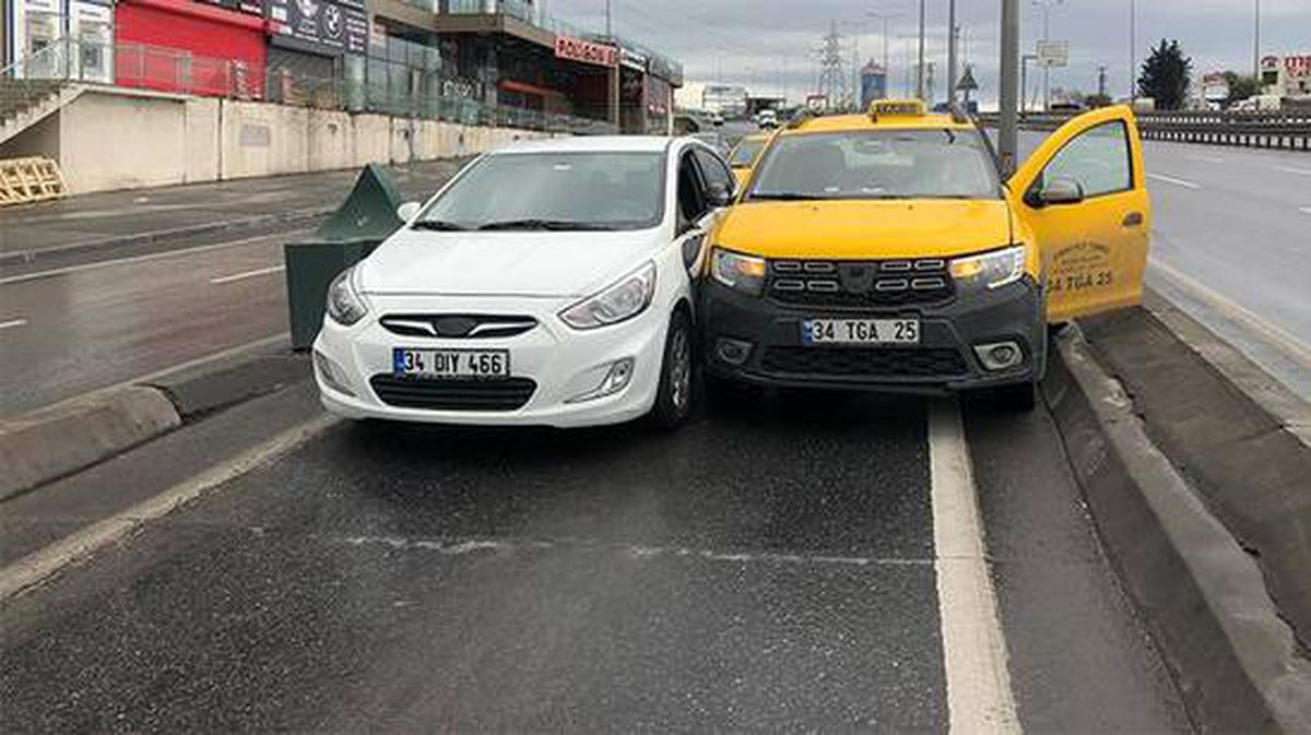Taksici ve sürücü arasındaki yol verme inadı, bomboş yolda kazaya neden oldu