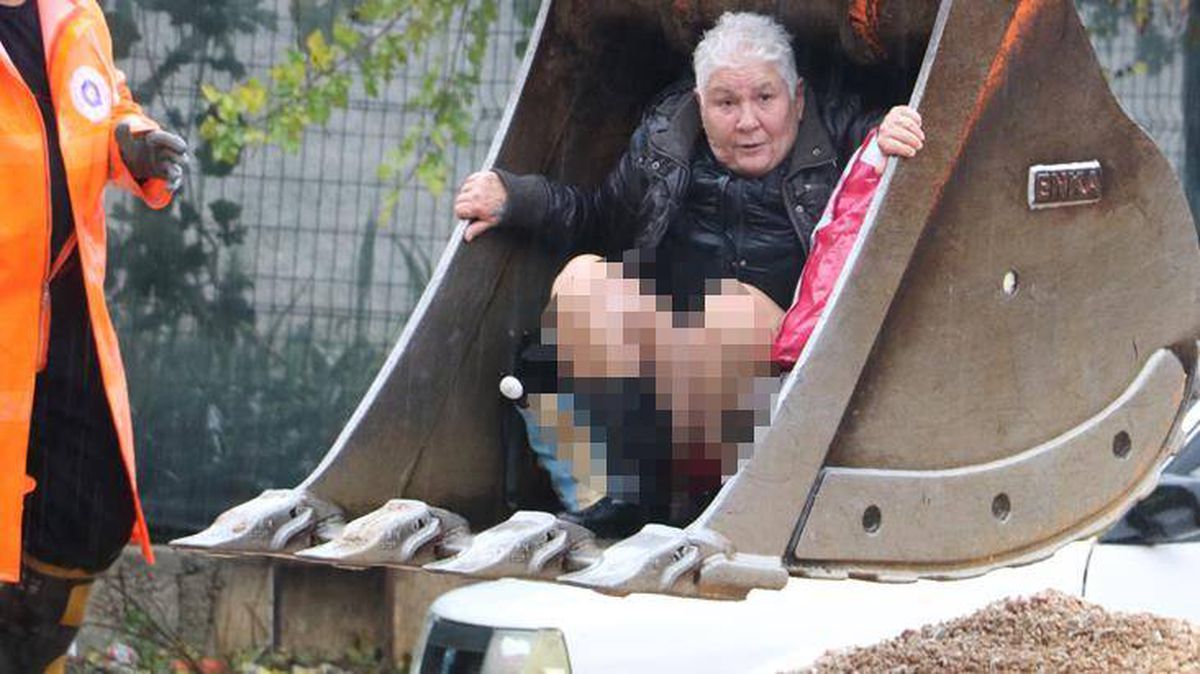 200 kişinin yaşadığı sitenin çevresi göle döndü, mahsur kalan vatandaşlar kepçeyle kurtarıldı