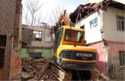 81 metruk bina yıkıldı 81 metruk bina yıkıldı