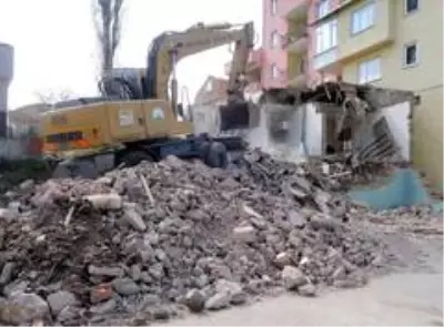 81 metruk bina yıkıldı 81 metruk bina yıkıldı