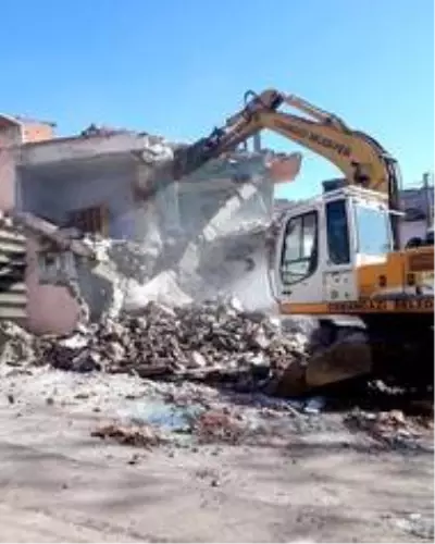 81 metruk bina yıkıldı 81 metruk bina yıkıldı