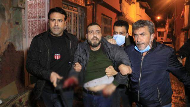 Anne ve babasını bıçak zoruyla rehin alan adam yaşadıkları evi ateşe verdi