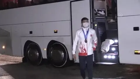 Avrupa Artistik Cimnastik Şampiyonası'nda madalya kazanan milli sporcular döndü Avrupa Artistik Cimnastik Şampiyonası'nda madalya kazanan milli sporcular döndü