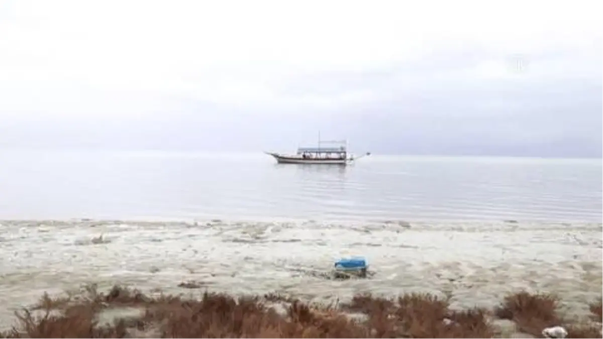 Burdur Gölü'nde kıyıya yakın bölgede gaz çıkışı iddiası
