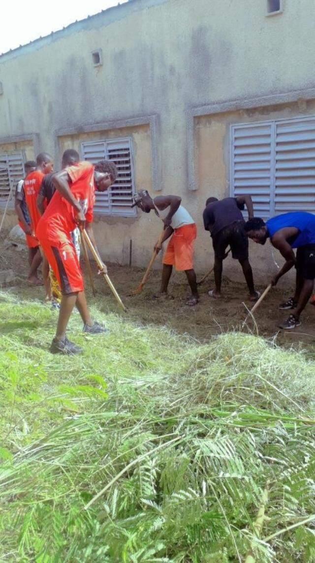 Galatasaraylı Diagne, ülkesi Senegal'de eğitim gördüğü ilkokulu yeniletti