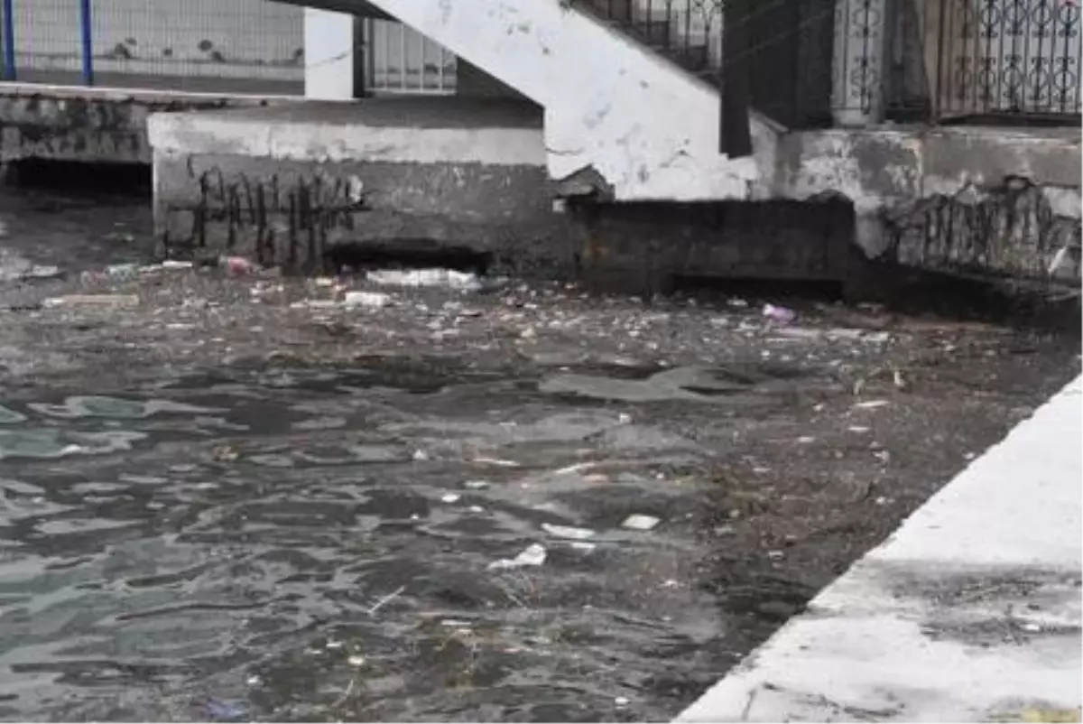 İzmir'de hafif ticari araç, sele kapıldı: 2 ölü (6)