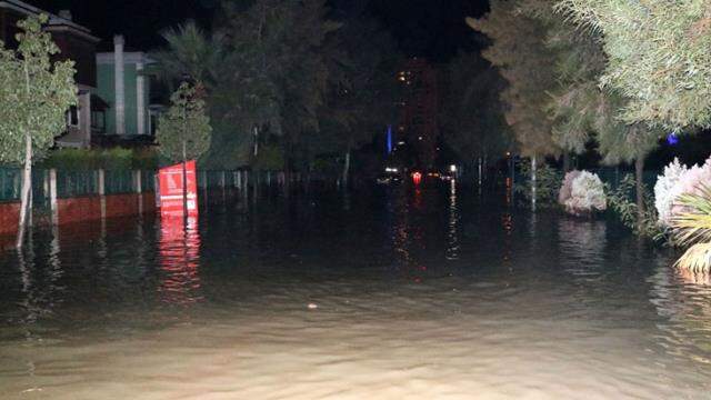 İzmir'de sel nedeniyle sulara kapılan araçtaki 2 kişi akıntıda kayboldu