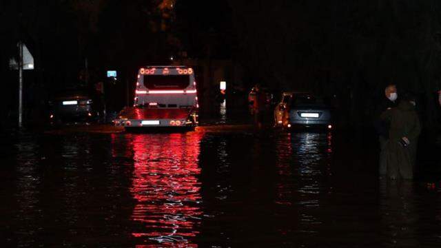 İzmir'de sel nedeniyle sulara kapılan araçtaki 2 kişi akıntıda kayboldu