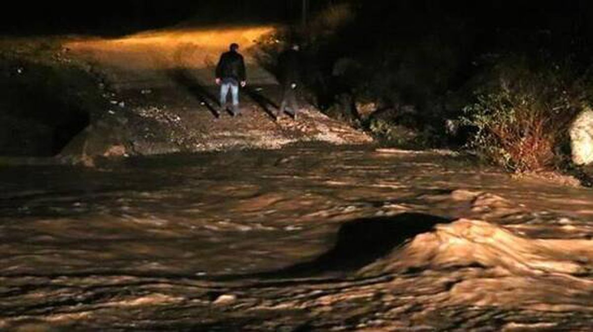 İzmir'de sel nedeniyle sulara kapılan araçtaki 2 kişi akıntıda kayboldu