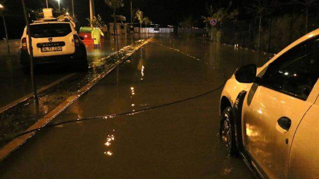 İzmir'de sel nedeniyle sulara kapılan araçtaki 2 kişi akıntıda kayboldu