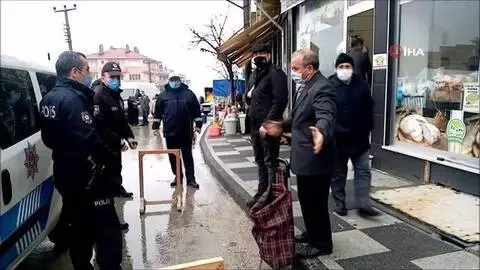 Karantinayı bozan emekli imam pazar alışverişinde yakalandı, savunması pes dedirtti: 'Haberim yoktu' Karantinayı bozan emekli imam pazar alışverişinde yakalandı, savunması pes dedirtti: 'Haberim yoktu'