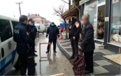 Karantinayı bozan emekli imam pazar alışverişinde yakalandı, savunması pes dedirtti: 'Haberim yoktu' Karantinayı bozan emekli imam pazar alışverişinde yakalandı, savunması pes dedirtti: 'Haberim yoktu'
